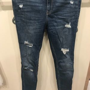 SUPER COOL HIGH WAISTED HOLLISTER RIPPED JEANS